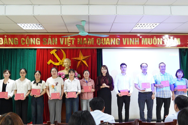 Trung tâm Chính trị phường Chương Mỹ bế giảng lớp bồi dưỡng nhận thức về Đảng khóa I năm 2026- Ảnh 10.