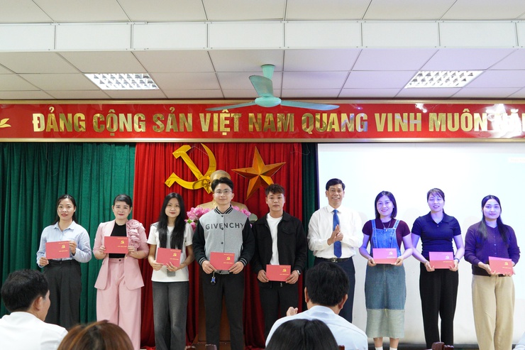 Trung tâm Chính trị phường Chương Mỹ bế giảng lớp bồi dưỡng nhận thức về Đảng khóa I năm 2026- Ảnh 11.