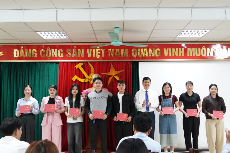 Trung tâm Chính trị phường Chương Mỹ bế giảng lớp bồi dưỡng nhận thức về Đảng khóa I năm 2026- Ảnh 12.