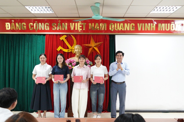 Trung tâm Chính trị phường Chương Mỹ bế giảng lớp bồi dưỡng nhận thức về Đảng khóa I năm 2026- Ảnh 13.