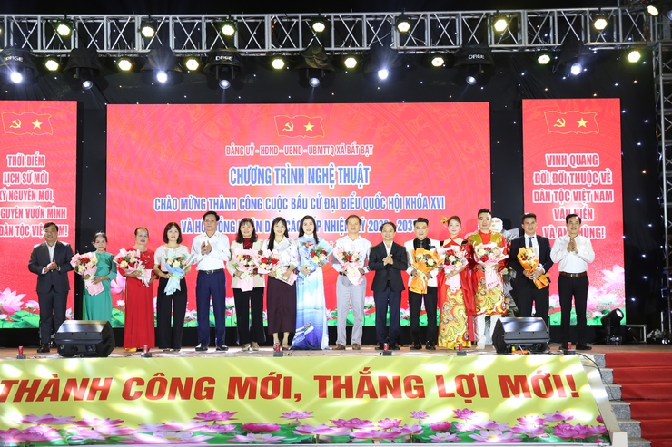 Xã Bất Bạt: Rộn ràng đêm nghệ thuật “Ngày hội non sông”- Ảnh 3.