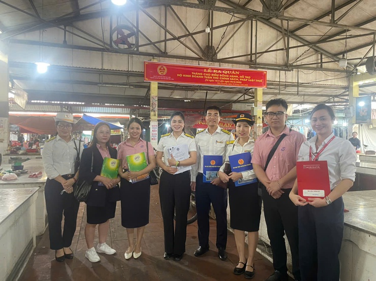 Thuế cơ sở 24 thành phố Hà Nội ra quân hỗ trợ hộ kinh doanh tuân thủ chính sách, pháp luật thuế- Ảnh 4.