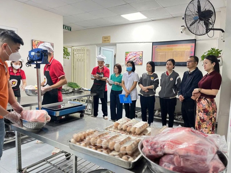 Đảm bảo an toàn thực phẩm tại Trường Mầm non Xuân La: Quy trình chặt chẽ từ tiếp nhận đến chế biến- Ảnh 3.