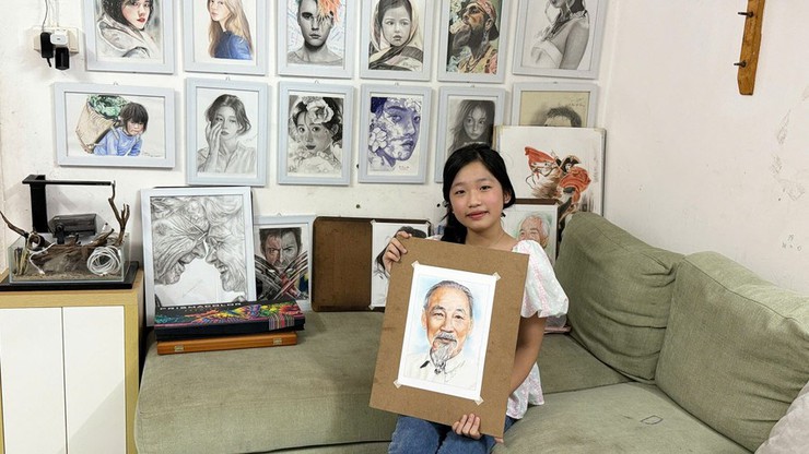 Học sinh Lê Phạm Yến Trang – Lớp 7A3 Trường THCS Việt Nam – Angieri tỏa sáng với tài năng hội họa truyền thần- Ảnh 1.