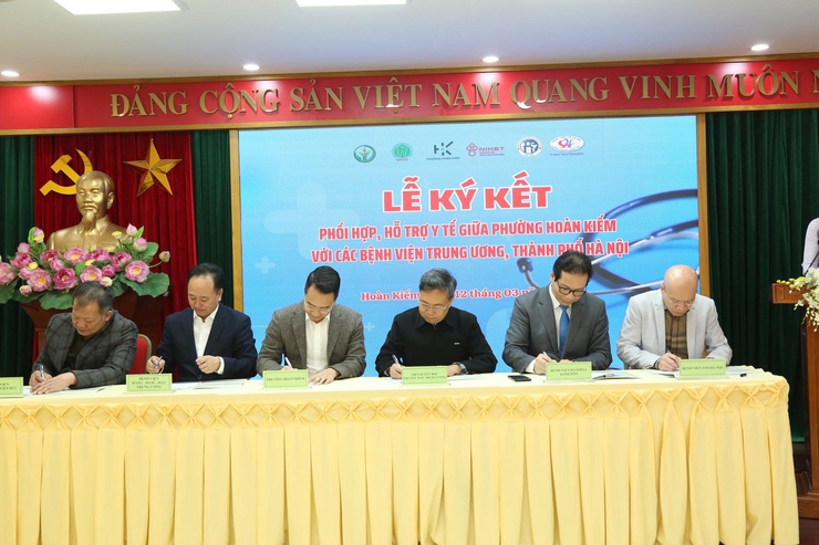 UBND phường Hoàn Kiếm ký kết chương trình hỗ trợ y tế với các bệnh viện Trung ương và thành phố- Ảnh 7.
