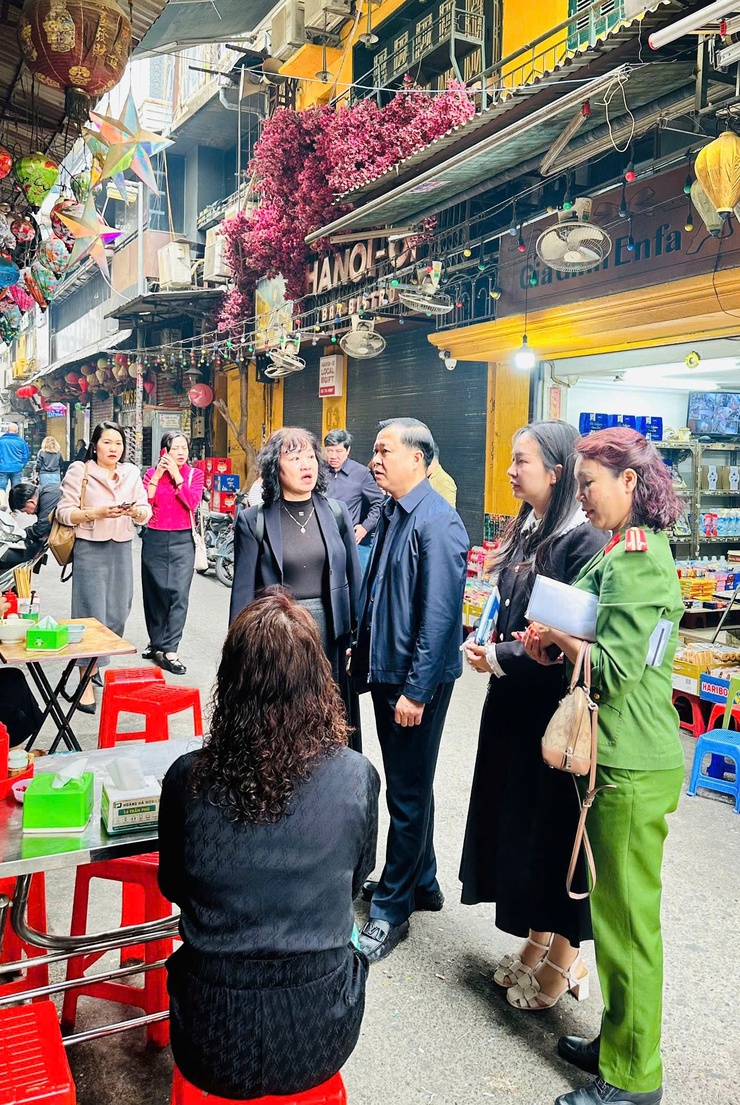UBND phường Hoàn Kiếm đón đoàn khảo sát của Thành phố xây dựng mô hình điểm tuyến phố kiểm soát an toàn thực phẩm- Ảnh 2.