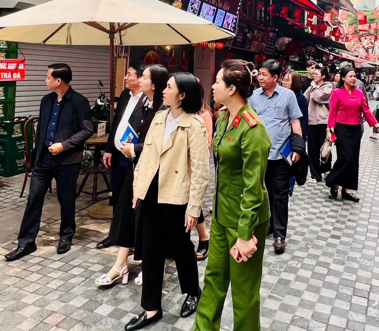 UBND phường Hoàn Kiếm đón đoàn khảo sát của Thành phố xây dựng mô hình điểm tuyến phố kiểm soát an toàn thực phẩm- Ảnh 5.