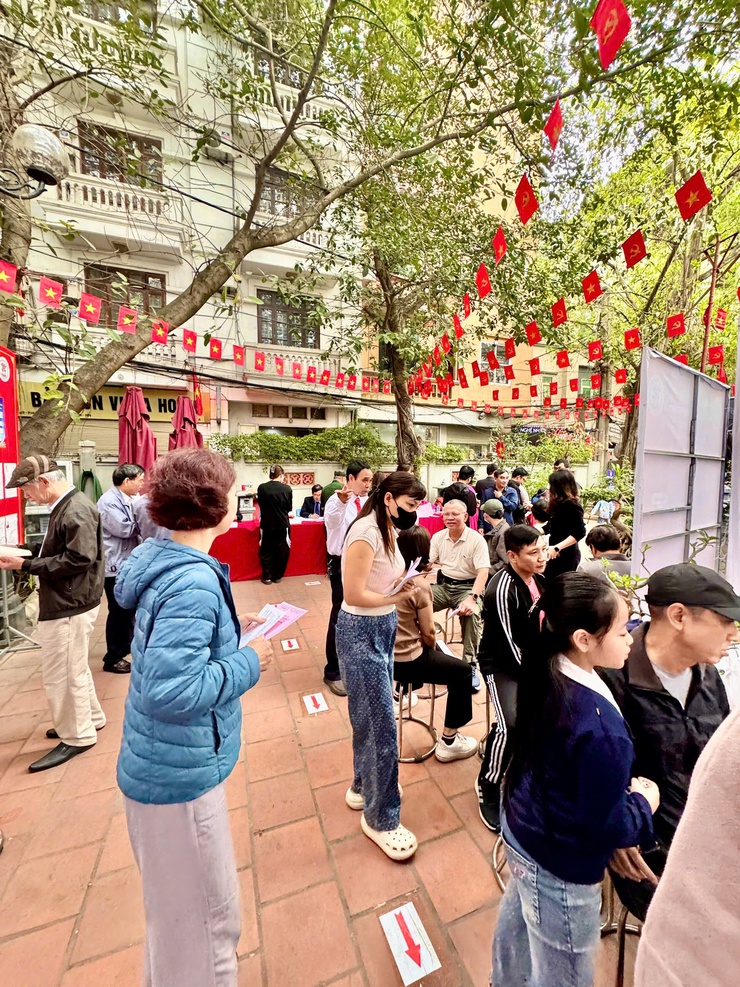 NHỮNG CỬ TRI ĐẦU TIÊN THAM GIA BỎ PHIẾU, KHÔNG KHÍ BẦU CỬ RỘN RÀNG TẠI CÁC ĐIỂM BỎ PHIẾU TRÊN ĐỊA BÀN PHƯỜNG VĂN MIẾU – QUỐC TỬ GIÁM- Ảnh 12.