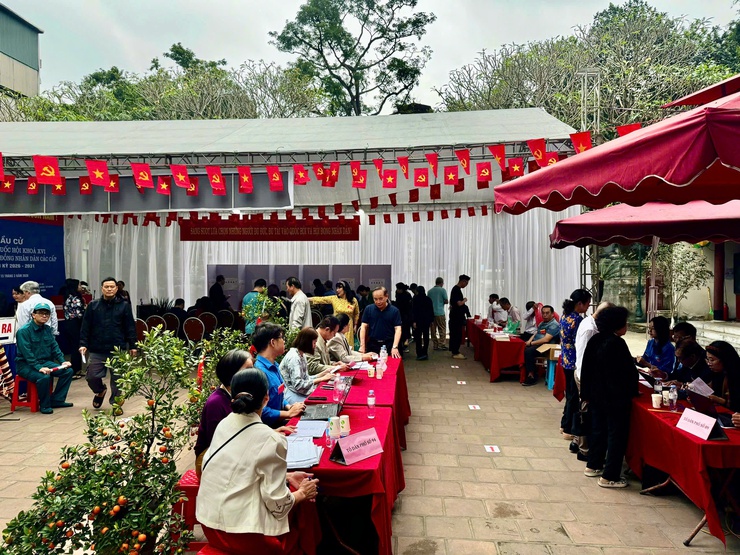 NHỮNG CỬ TRI ĐẦU TIÊN THAM GIA BỎ PHIẾU, KHÔNG KHÍ BẦU CỬ RỘN RÀNG TẠI CÁC ĐIỂM BỎ PHIẾU TRÊN ĐỊA BÀN PHƯỜNG VĂN MIẾU – QUỐC TỬ GIÁM- Ảnh 13.