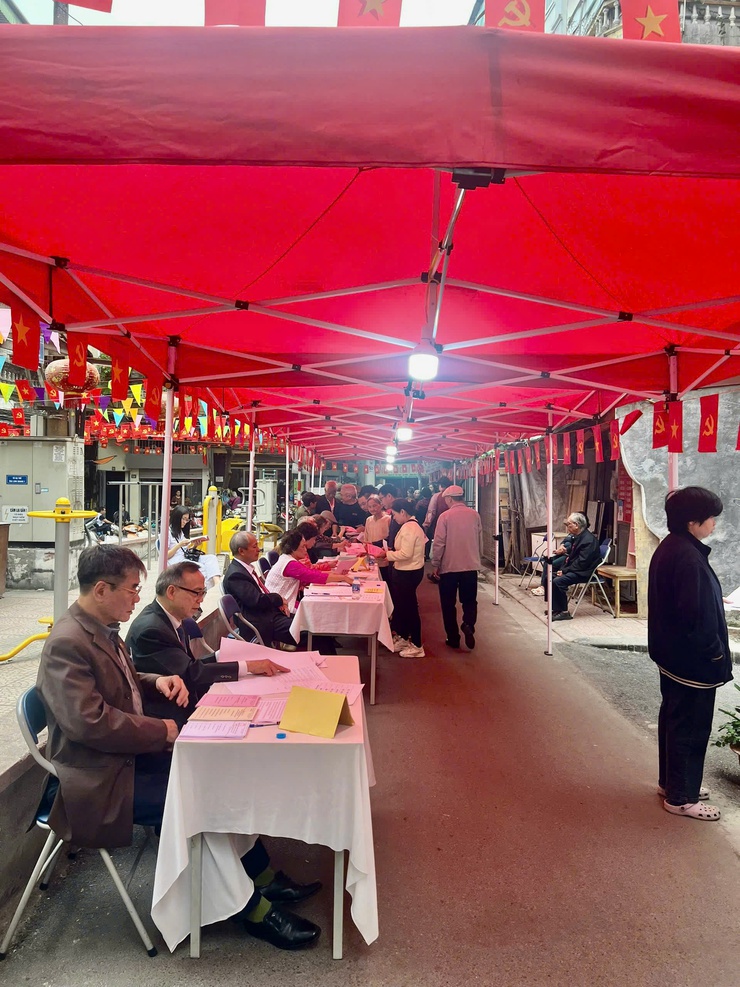 NHỮNG CỬ TRI ĐẦU TIÊN THAM GIA BỎ PHIẾU, KHÔNG KHÍ BẦU CỬ RỘN RÀNG TẠI CÁC ĐIỂM BỎ PHIẾU TRÊN ĐỊA BÀN PHƯỜNG VĂN MIẾU – QUỐC TỬ GIÁM- Ảnh 14.