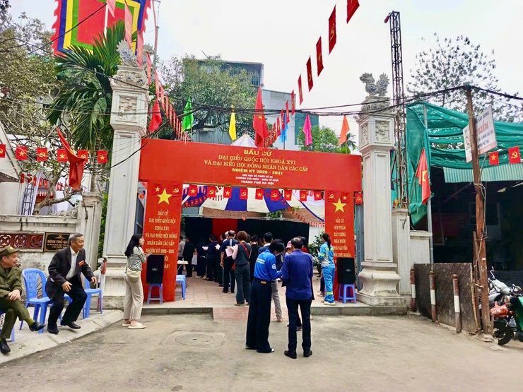 NHỮNG CỬ TRI ĐẦU TIÊN THAM GIA BỎ PHIẾU, KHÔNG KHÍ BẦU CỬ RỘN RÀNG TẠI CÁC ĐIỂM BỎ PHIẾU TRÊN ĐỊA BÀN PHƯỜNG VĂN MIẾU – QUỐC TỬ GIÁM- Ảnh 11.