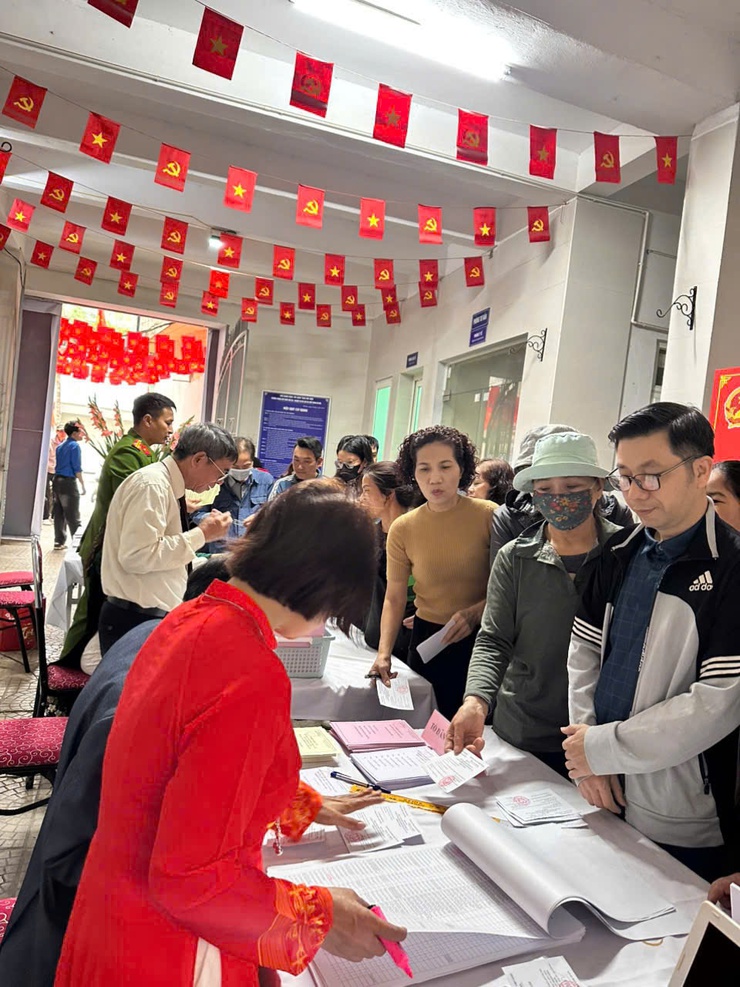 NHỮNG CỬ TRI ĐẦU TIÊN THAM GIA BỎ PHIẾU, KHÔNG KHÍ BẦU CỬ RỘN RÀNG TẠI CÁC ĐIỂM BỎ PHIẾU TRÊN ĐỊA BÀN PHƯỜNG VĂN MIẾU – QUỐC TỬ GIÁM- Ảnh 9.