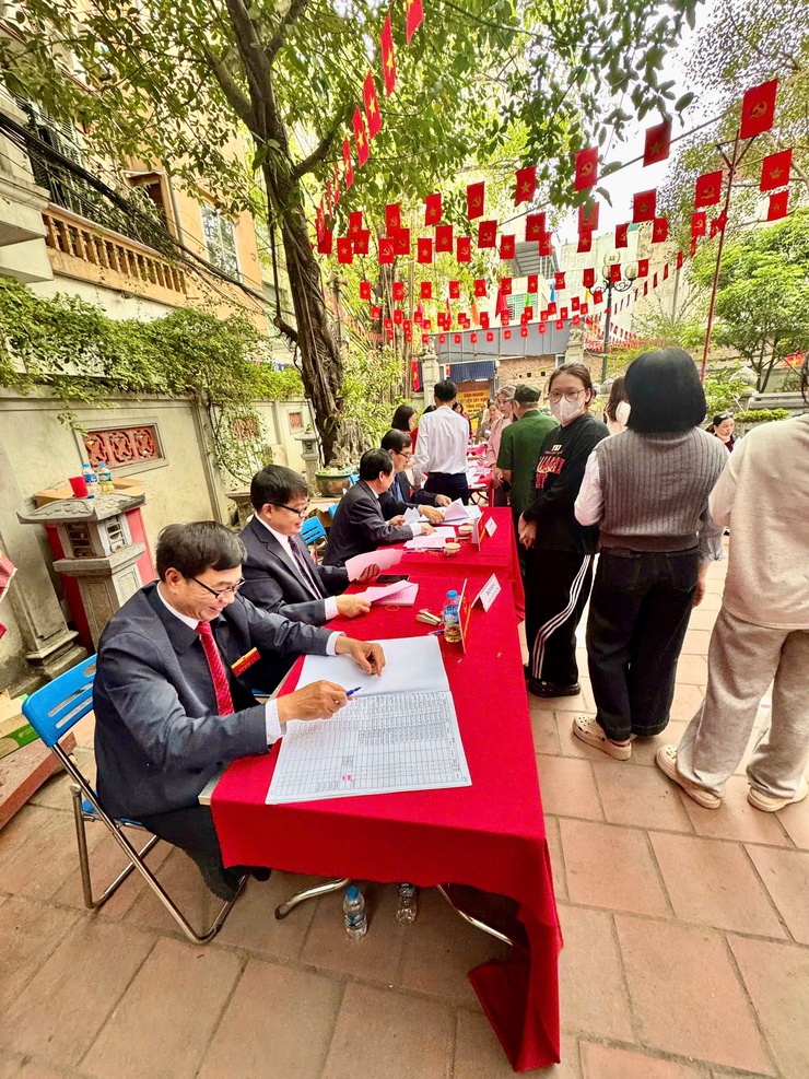 NHỮNG CỬ TRI ĐẦU TIÊN THAM GIA BỎ PHIẾU, KHÔNG KHÍ BẦU CỬ RỘN RÀNG TẠI CÁC ĐIỂM BỎ PHIẾU TRÊN ĐỊA BÀN PHƯỜNG VĂN MIẾU – QUỐC TỬ GIÁM- Ảnh 7.