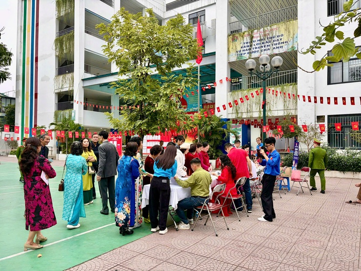 NHỮNG CỬ TRI ĐẦU TIÊN THAM GIA BỎ PHIẾU, KHÔNG KHÍ BẦU CỬ RỘN RÀNG TẠI CÁC ĐIỂM BỎ PHIẾU TRÊN ĐỊA BÀN PHƯỜNG VĂN MIẾU – QUỐC TỬ GIÁM- Ảnh 6.