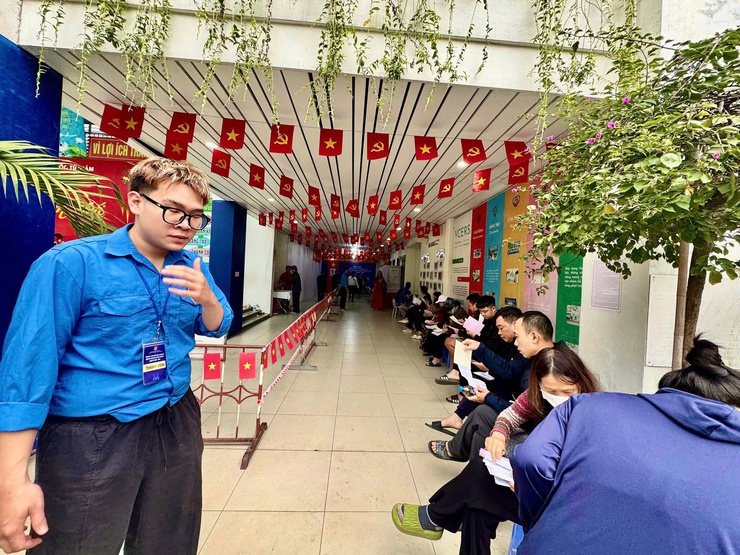 NHỮNG CỬ TRI ĐẦU TIÊN THAM GIA BỎ PHIẾU, KHÔNG KHÍ BẦU CỬ RỘN RÀNG TẠI CÁC ĐIỂM BỎ PHIẾU TRÊN ĐỊA BÀN PHƯỜNG VĂN MIẾU – QUỐC TỬ GIÁM- Ảnh 5.