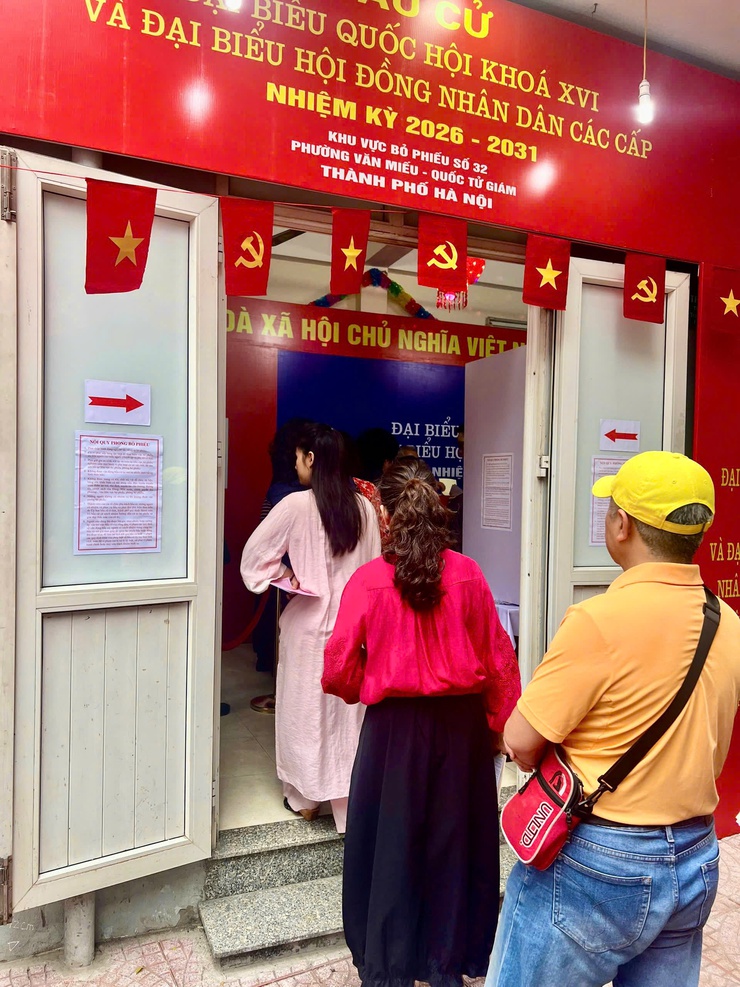 NHỮNG CỬ TRI ĐẦU TIÊN THAM GIA BỎ PHIẾU, KHÔNG KHÍ BẦU CỬ RỘN RÀNG TẠI CÁC ĐIỂM BỎ PHIẾU TRÊN ĐỊA BÀN PHƯỜNG VĂN MIẾU – QUỐC TỬ GIÁM- Ảnh 4.