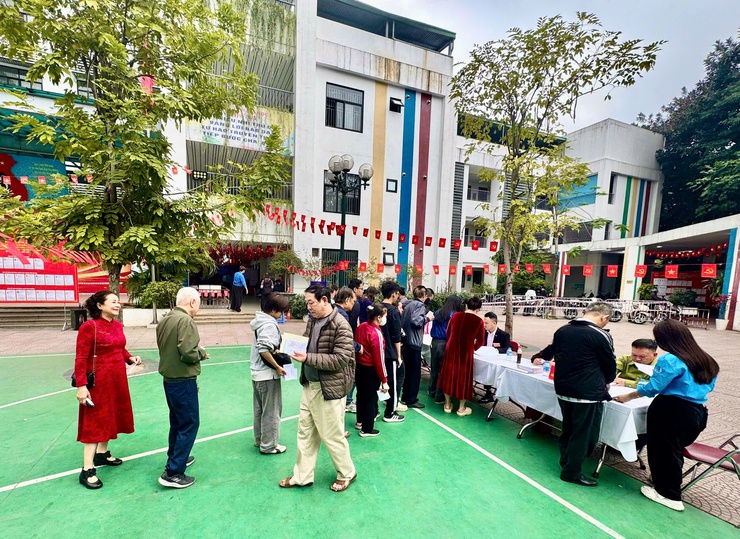 NHỮNG CỬ TRI ĐẦU TIÊN THAM GIA BỎ PHIẾU, KHÔNG KHÍ BẦU CỬ RỘN RÀNG TẠI CÁC ĐIỂM BỎ PHIẾU TRÊN ĐỊA BÀN PHƯỜNG VĂN MIẾU – QUỐC TỬ GIÁM- Ảnh 3.