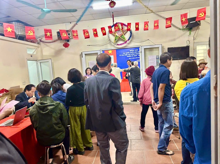 NHỮNG CỬ TRI ĐẦU TIÊN THAM GIA BỎ PHIẾU, KHÔNG KHÍ BẦU CỬ RỘN RÀNG TẠI CÁC ĐIỂM BỎ PHIẾU TRÊN ĐỊA BÀN PHƯỜNG VĂN MIẾU – QUỐC TỬ GIÁM- Ảnh 2.