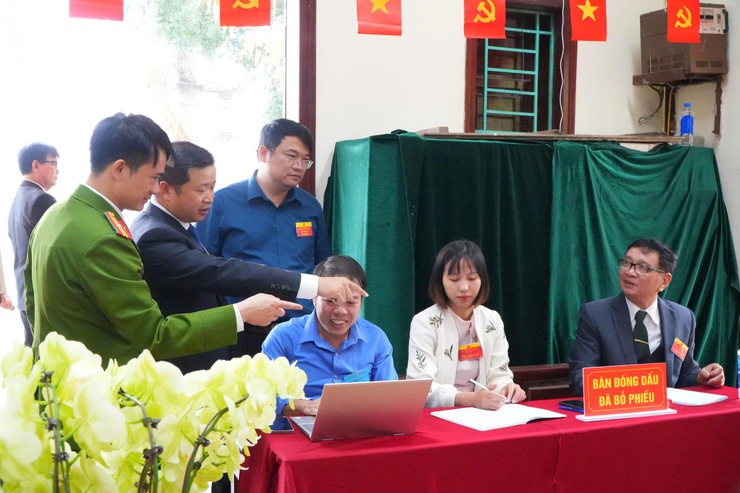 CÁC LỰC LƯỢNG CHUNG TAY BẢO ĐẢM AN TOÀN CHO NGÀY HỘI BẦU CỬ TẠI XÃ DÂN HÒA- Ảnh 2.