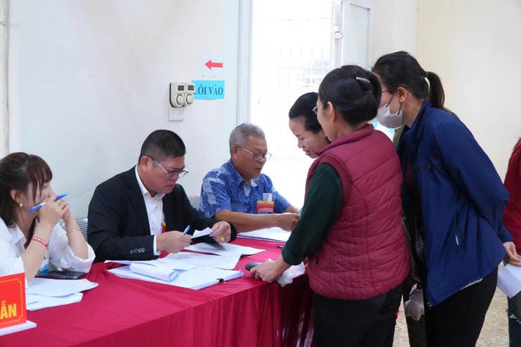 CÁC LỰC LƯỢNG CHUNG TAY BẢO ĐẢM AN TOÀN CHO NGÀY HỘI BẦU CỬ TẠI XÃ DÂN HÒA- Ảnh 5.