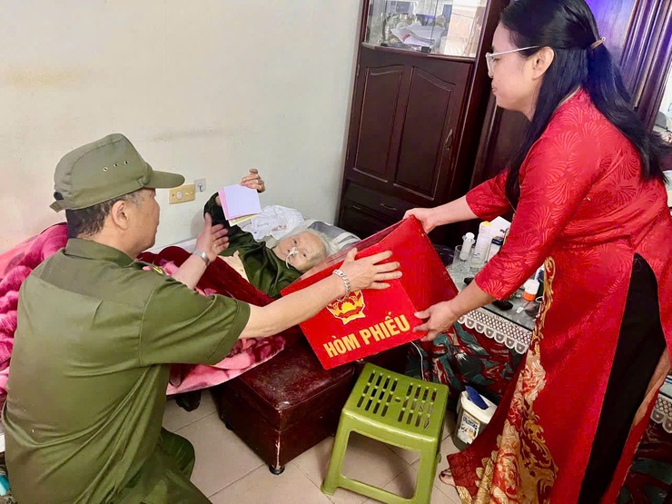 CỬ TRI CAO TUỔI PHƯỜNG VĂN MIẾU – QUỐC TỬ GIÁM TÍCH CỰC THAM GIA BỎ PHIẾU, THỂ HIỆN TINH THẦN TRÁCH NHIỆM VỚI NGÀY HỘI LỚN CỦA TOÀN DÂN- Ảnh 7.