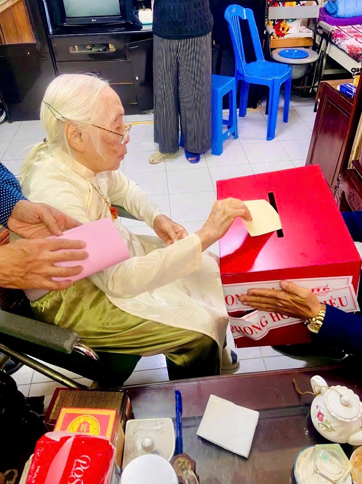 CỬ TRI CAO TUỔI PHƯỜNG VĂN MIẾU – QUỐC TỬ GIÁM TÍCH CỰC THAM GIA BỎ PHIẾU, THỂ HIỆN TINH THẦN TRÁCH NHIỆM VỚI NGÀY HỘI LỚN CỦA TOÀN DÂN- Ảnh 3.