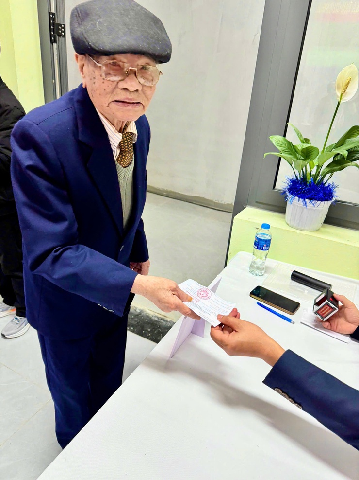 CỬ TRI CAO TUỔI PHƯỜNG VĂN MIẾU – QUỐC TỬ GIÁM TÍCH CỰC THAM GIA BỎ PHIẾU, THỂ HIỆN TINH THẦN TRÁCH NHIỆM VỚI NGÀY HỘI LỚN CỦA TOÀN DÂN- Ảnh 6.