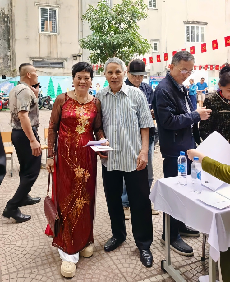 CỬ TRI CAO TUỔI PHƯỜNG VĂN MIẾU – QUỐC TỬ GIÁM TÍCH CỰC THAM GIA BỎ PHIẾU, THỂ HIỆN TINH THẦN TRÁCH NHIỆM VỚI NGÀY HỘI LỚN CỦA TOÀN DÂN- Ảnh 2.