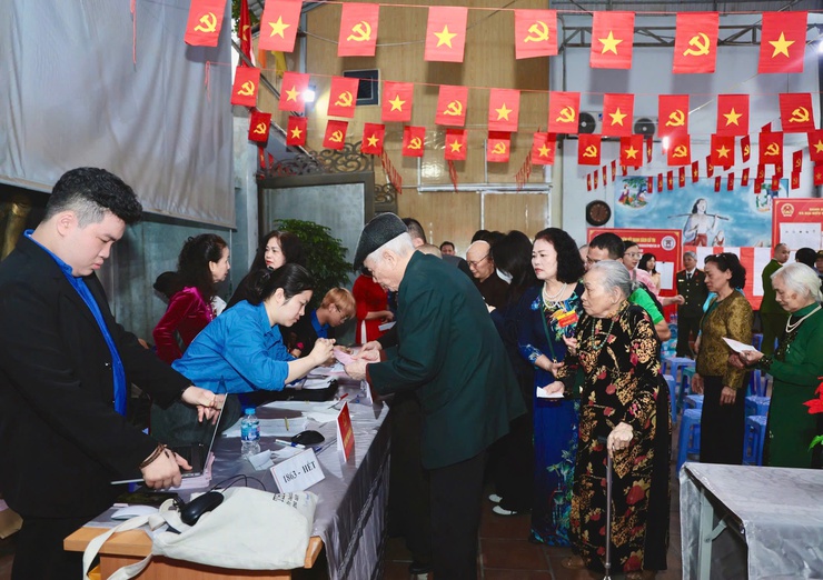 CỬ TRI CAO TUỔI PHƯỜNG VĂN MIẾU – QUỐC TỬ GIÁM TÍCH CỰC THAM GIA BỎ PHIẾU, THỂ HIỆN TINH THẦN TRÁCH NHIỆM VỚI NGÀY HỘI LỚN CỦA TOÀN DÂN- Ảnh 1.