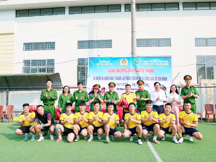 Sôi động giải bóng đá giao hữu lực lượng Công an: Lan tỏa bản lĩnh, kết nối sức mạnh vì nhân dân phục vụ
- Ảnh 8.