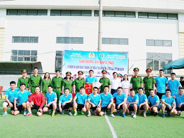 Sôi động giải bóng đá giao hữu lực lượng Công an: Lan tỏa bản lĩnh, kết nối sức mạnh vì nhân dân phục vụ
- Ảnh 9.