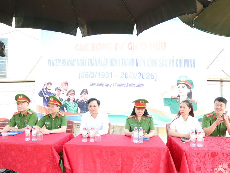 Sôi động giải bóng đá giao hữu lực lượng Công an: Lan tỏa bản lĩnh, kết nối sức mạnh vì nhân dân phục vụ
- Ảnh 2.