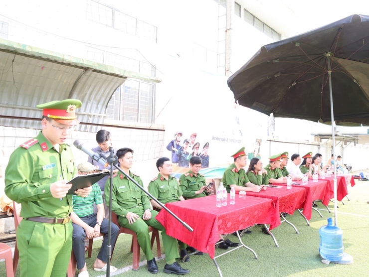 Sôi động giải bóng đá giao hữu lực lượng Công an: Lan tỏa bản lĩnh, kết nối sức mạnh vì nhân dân phục vụ
- Ảnh 1.