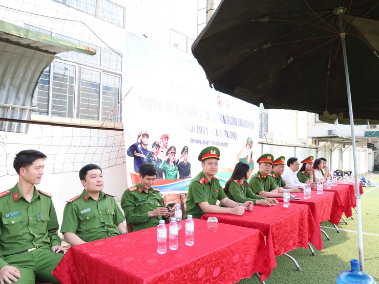 Sôi động giải bóng đá giao hữu lực lượng Công an: Lan tỏa bản lĩnh, kết nối sức mạnh vì nhân dân phục vụ
- Ảnh 3.