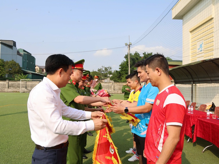 Sôi động giải bóng đá giao hữu lực lượng Công an: Lan tỏa bản lĩnh, kết nối sức mạnh vì nhân dân phục vụ
- Ảnh 5.