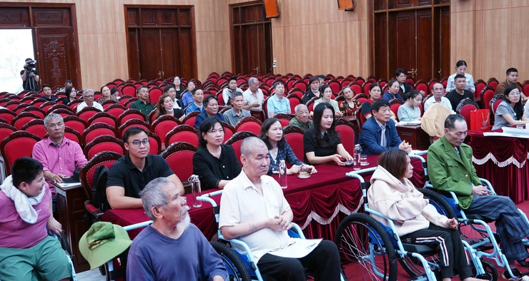 Trao tặng 42 xe lăn cho người khuyết tật trên địa bàn phường Chương Mỹ và các xã lân cận- Ảnh 1.