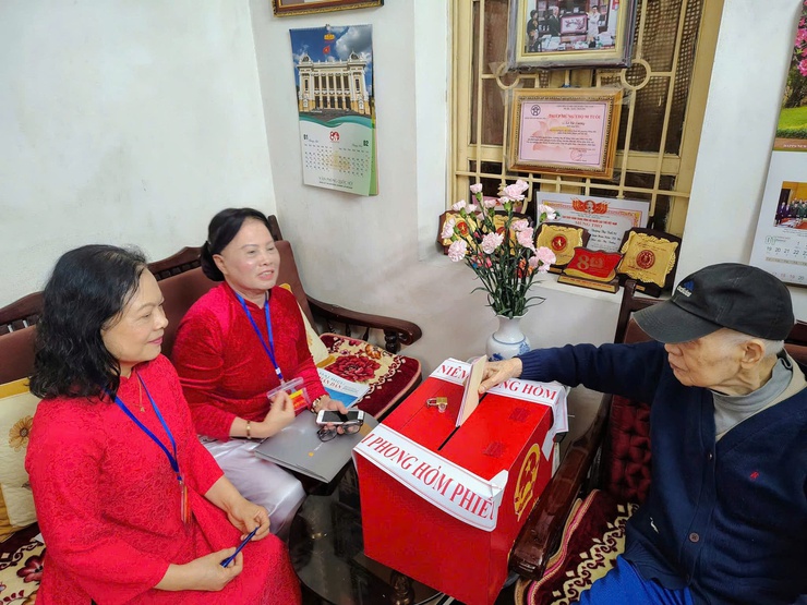 Phường Hoàn Kiếm: Đưa thùng phiếu đến tận nhà phục vụ cử tri cao tuổi, bệnh yếu- Ảnh 1.
