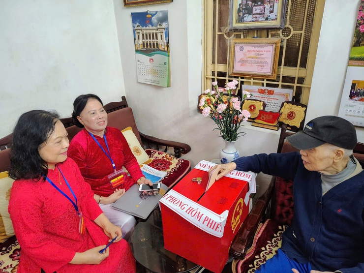 Phường Hoàn Kiếm: Đưa thùng phiếu đến tận nhà phục vụ cử tri cao tuổi, bệnh yếu- Ảnh 2.
