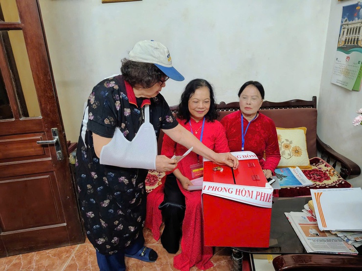 Phường Hoàn Kiếm: Đưa thùng phiếu đến tận nhà phục vụ cử tri cao tuổi, bệnh yếu- Ảnh 3.