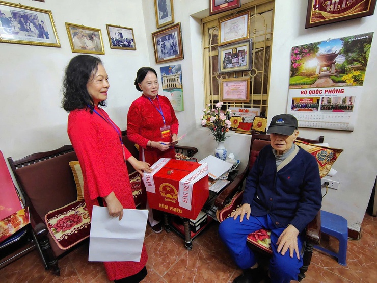 Phường Hoàn Kiếm: Đưa thùng phiếu đến tận nhà phục vụ cử tri cao tuổi, bệnh yếu- Ảnh 4.