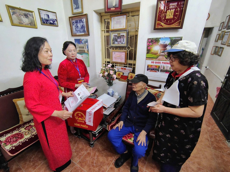 Phường Hoàn Kiếm: Đưa thùng phiếu đến tận nhà phục vụ cử tri cao tuổi, bệnh yếu- Ảnh 5.
