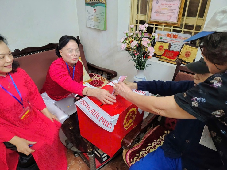 Phường Hoàn Kiếm: Đưa thùng phiếu đến tận nhà phục vụ cử tri cao tuổi, bệnh yếu- Ảnh 6.