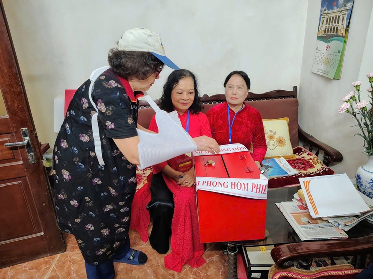 Phường Hoàn Kiếm: Đưa thùng phiếu đến tận nhà phục vụ cử tri cao tuổi, bệnh yếu- Ảnh 7.