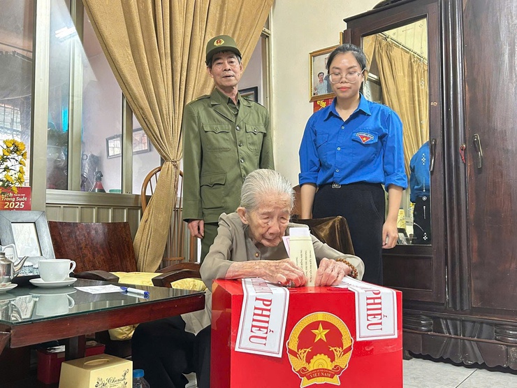 Phường Hoàn Kiếm: Đưa thùng phiếu đến tận nhà phục vụ cử tri cao tuổi, bệnh yếu- Ảnh 8.
