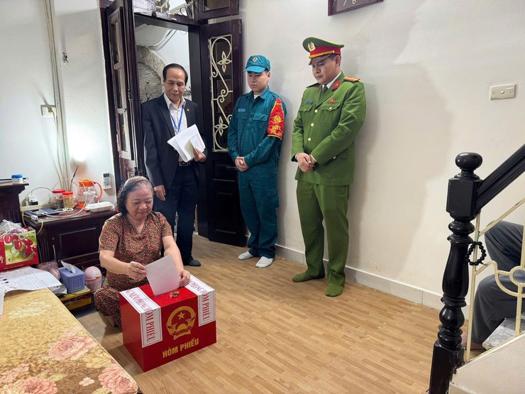 Phường Hoàn Kiếm: Đưa thùng phiếu đến tận nhà phục vụ cử tri cao tuổi, bệnh yếu- Ảnh 9.