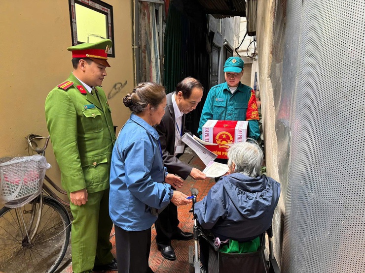 Phường Hoàn Kiếm: Đưa thùng phiếu đến tận nhà phục vụ cử tri cao tuổi, bệnh yếu- Ảnh 10.