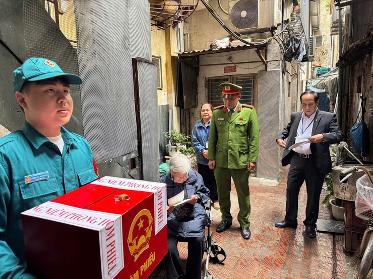 Phường Hoàn Kiếm: Đưa thùng phiếu đến tận nhà phục vụ cử tri cao tuổi, bệnh yếu- Ảnh 11.