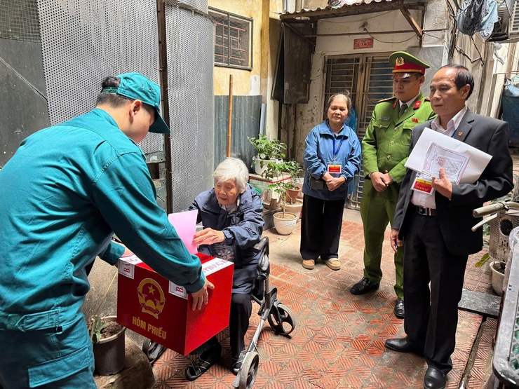Phường Hoàn Kiếm: Đưa thùng phiếu đến tận nhà phục vụ cử tri cao tuổi, bệnh yếu- Ảnh 12.
