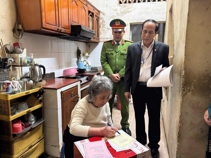 Phường Hoàn Kiếm: Đưa thùng phiếu đến tận nhà phục vụ cử tri cao tuổi, bệnh yếu- Ảnh 14.