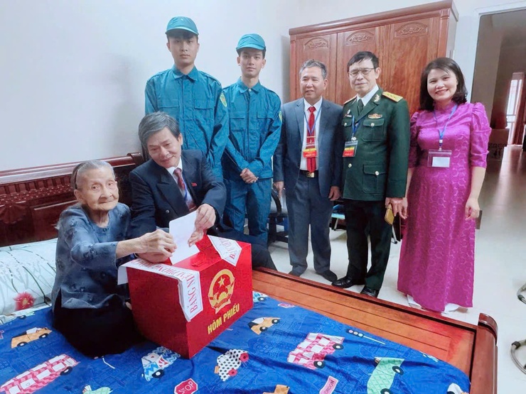 Phường Hoàn Kiếm: Đưa thùng phiếu đến tận nhà phục vụ cử tri cao tuổi, bệnh yếu- Ảnh 16.